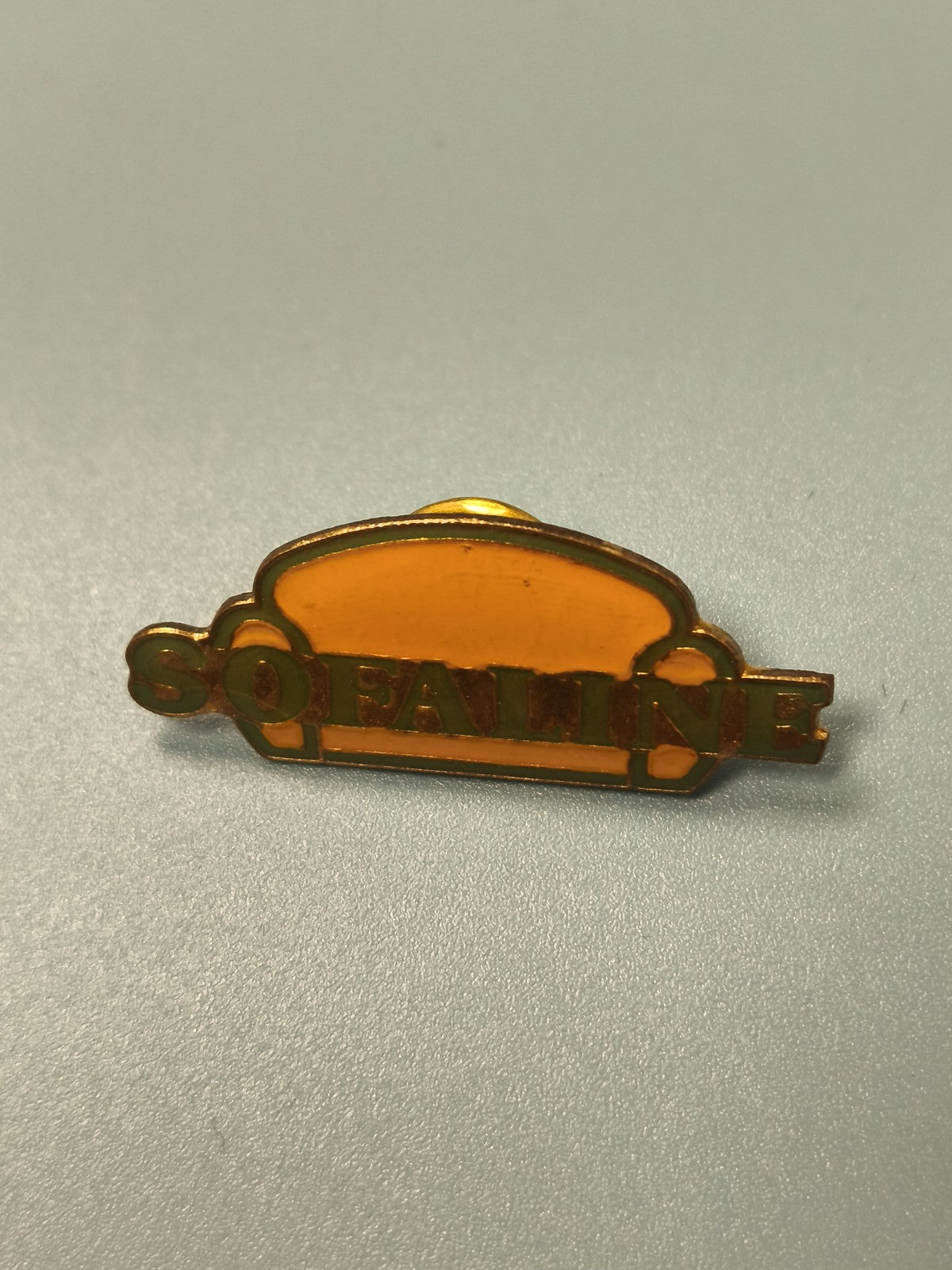 Vintage pin's SOFALINE jaune forme canapé déco rétro collection (Ref 1)