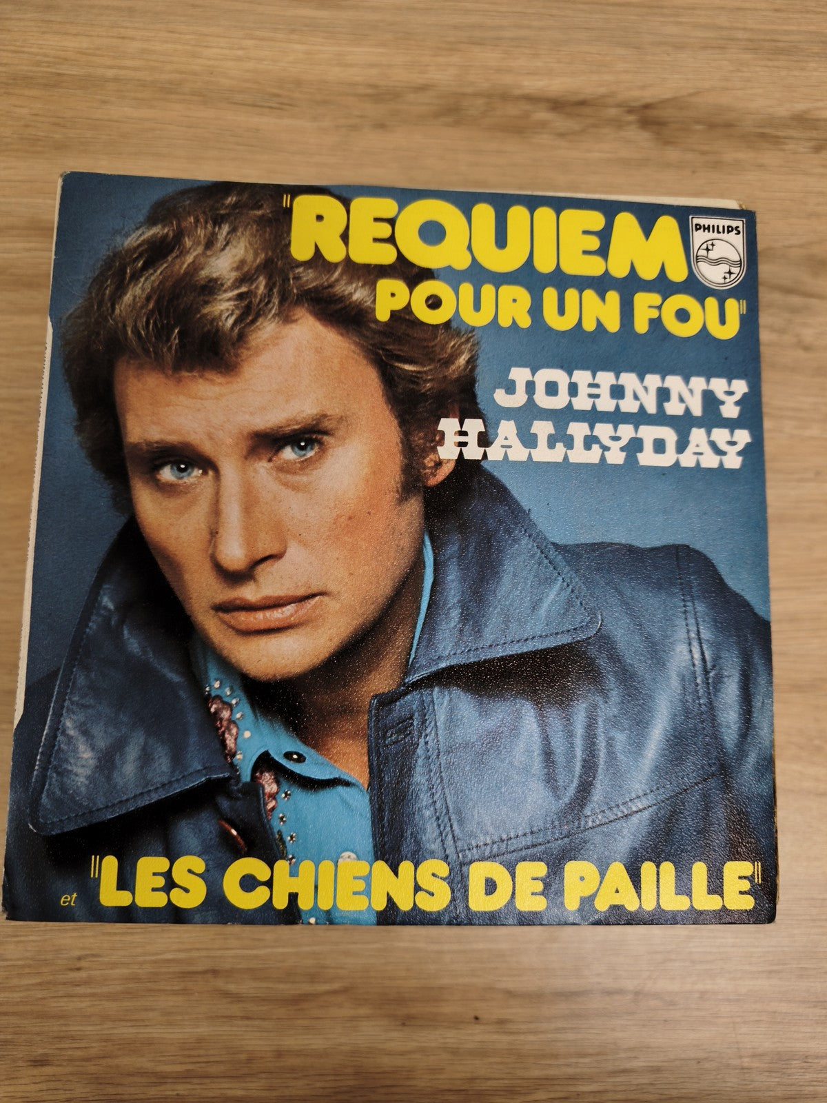 Vinyle 45 tours Johnny Hallyday Requiem pour un fou / Les chiens de paille Phili