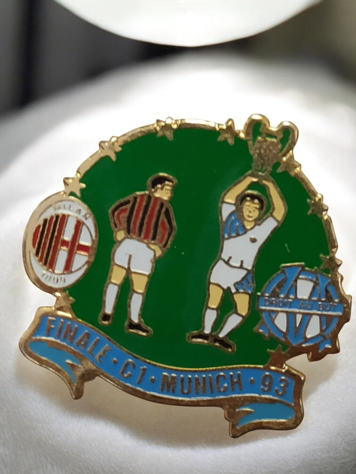 Pin's vintage Finale C1 Munich 93 OM Milan AC badge football ancien