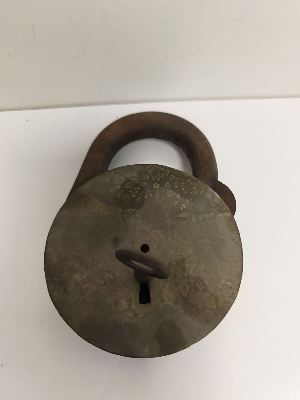 Ancien cadenas rond à clé, finition patinée, gros cadenas vintage