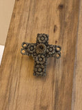 Pendentif croix vintage métal années 50, relief floral, bijouterie rétro