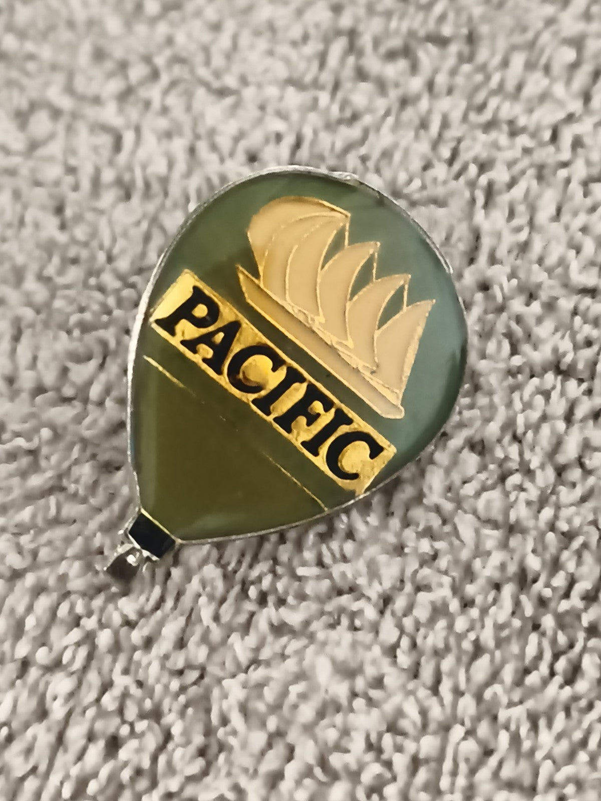 Pin's vintage ballon PACIFIC voilure dorée vert émaillé badge rétro (Ref 4)