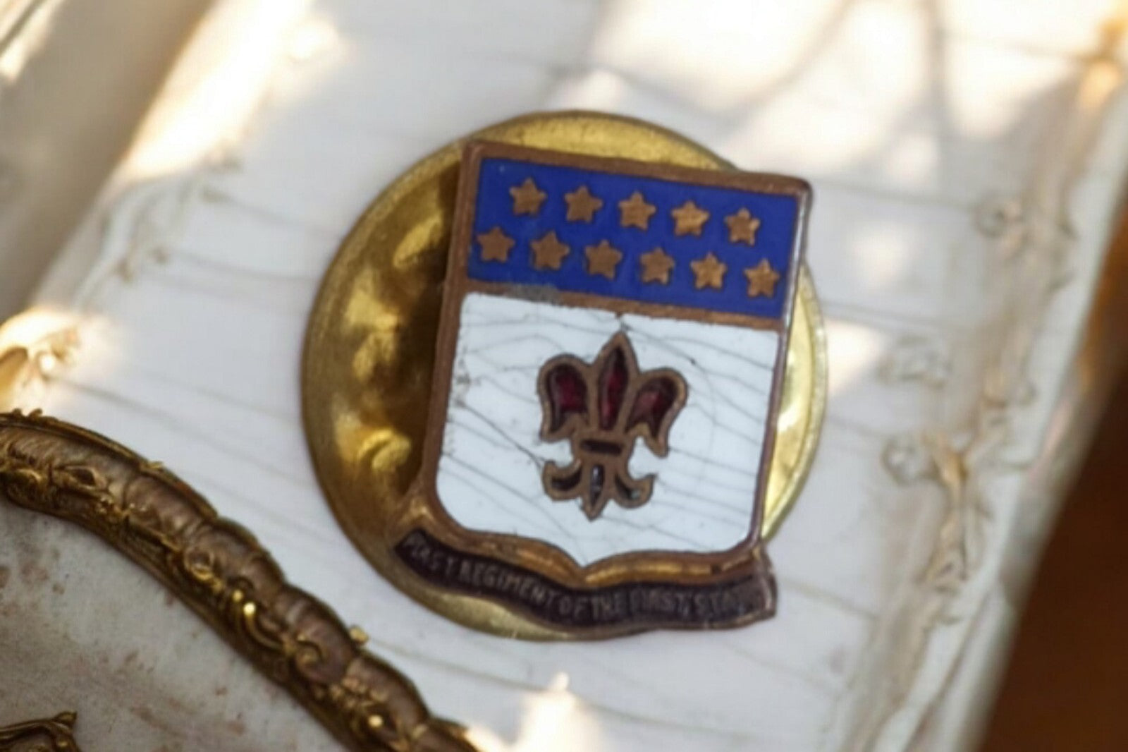 Pin's militaire vintage armorié étoilé émail, insigne régiment AST Regiment