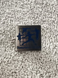 Pin's vintage l'Assurance Maladie bleu carré sport, badge ancien (Ref 8)