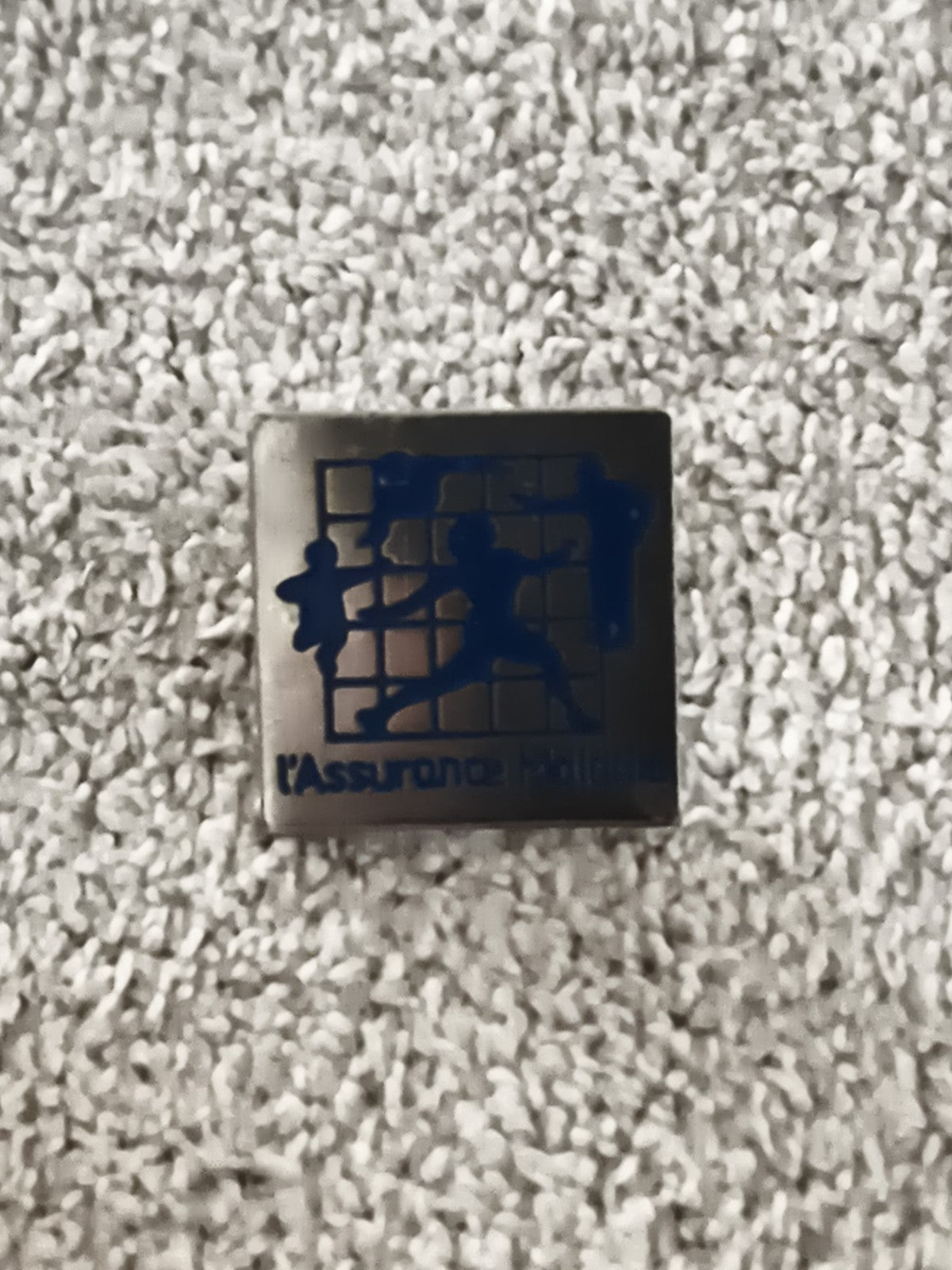 Pin's vintage l'Assurance Maladie bleu carré sport, badge ancien (Ref 8)