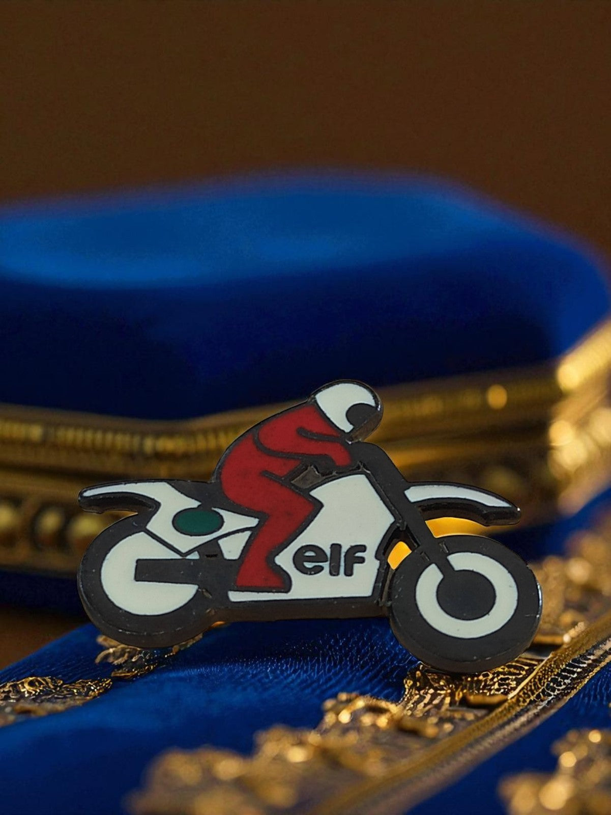 Pin's moto ELF vintage édition limitée publicitaire pilote rouge