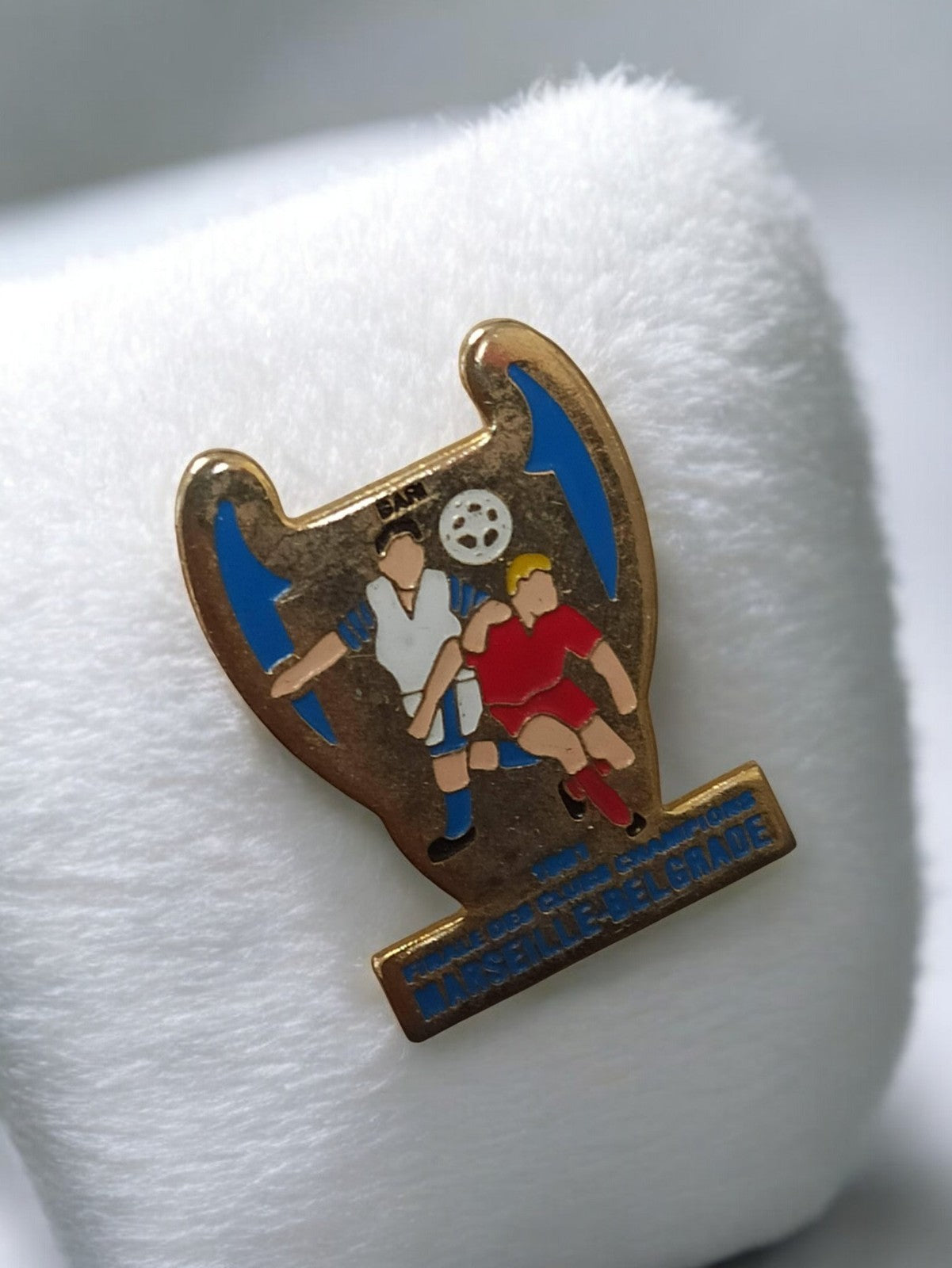 Pin's vintage Olympique de Marseille OM Belgrade coupe football ancien émaillé