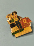 Pin's vintage Quick Aubagne, personnages en costume traditionnel, collection