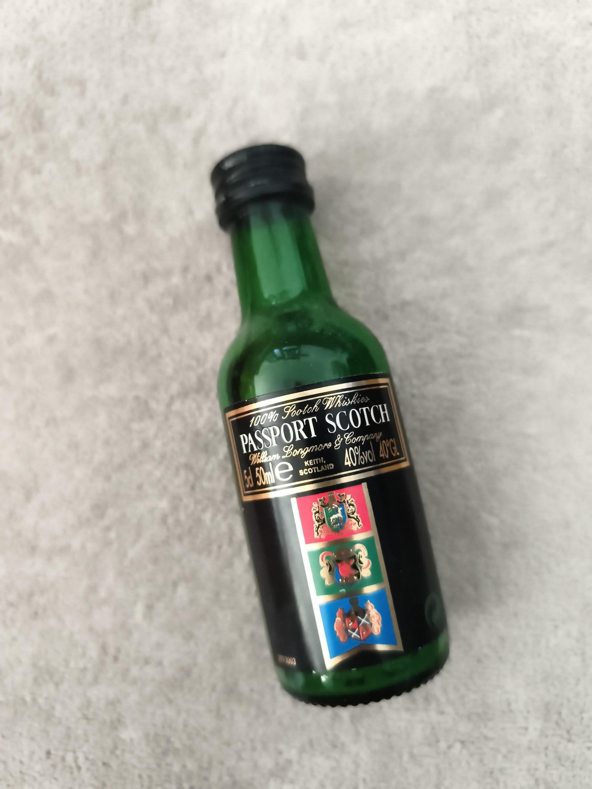 Miniature whisky Passport Scotch 5cl bouteille verte partiellement remplie