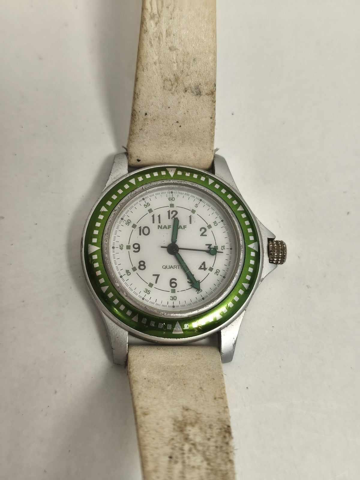 Montre vintage NAF NAF quartz blanche lunette verte non testée état usé