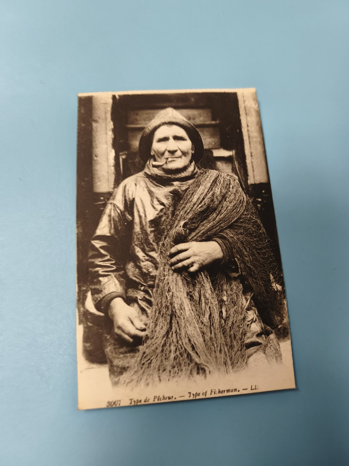 Carte postale ancienne animée pêcheur, photo noir et blanc, filet, vintage