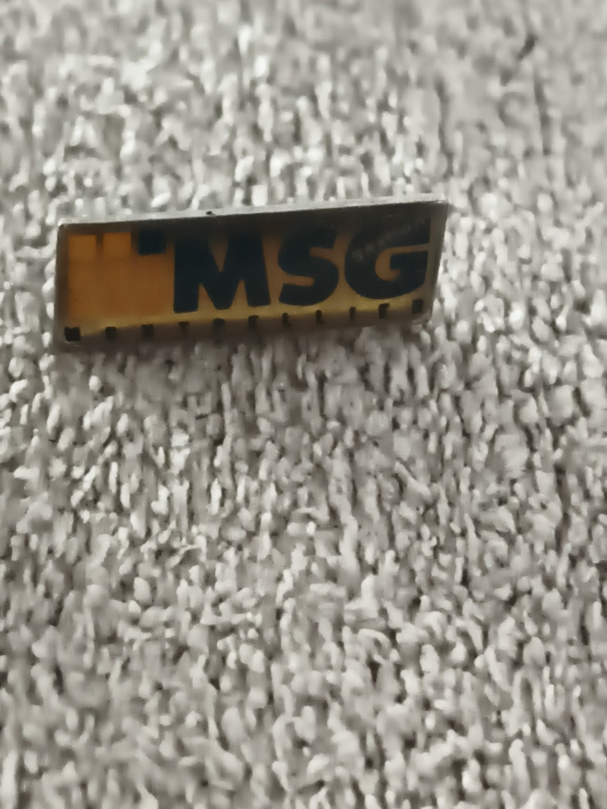 Pin's vintage MSG Montpellier, logo rectangulaire jaune bleu, badge ancien (Ref