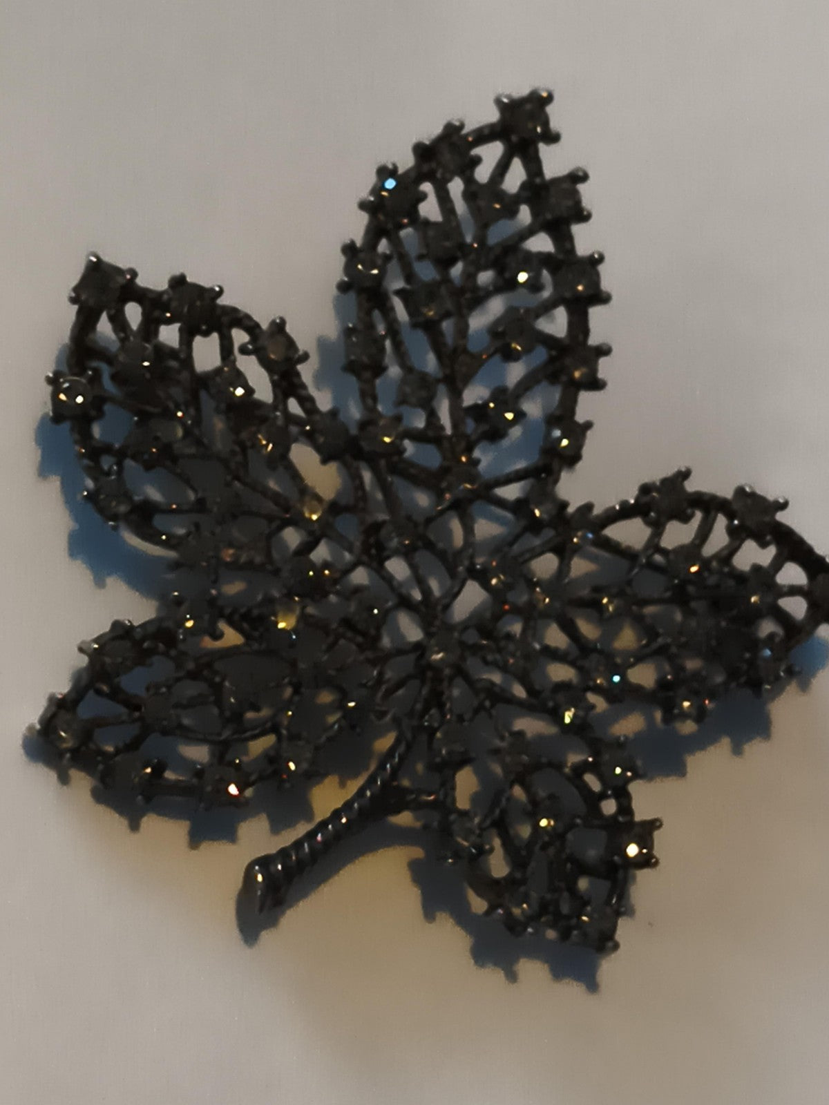 Broche feuille ajourée vintage noir brillant, bijou rétro épingle