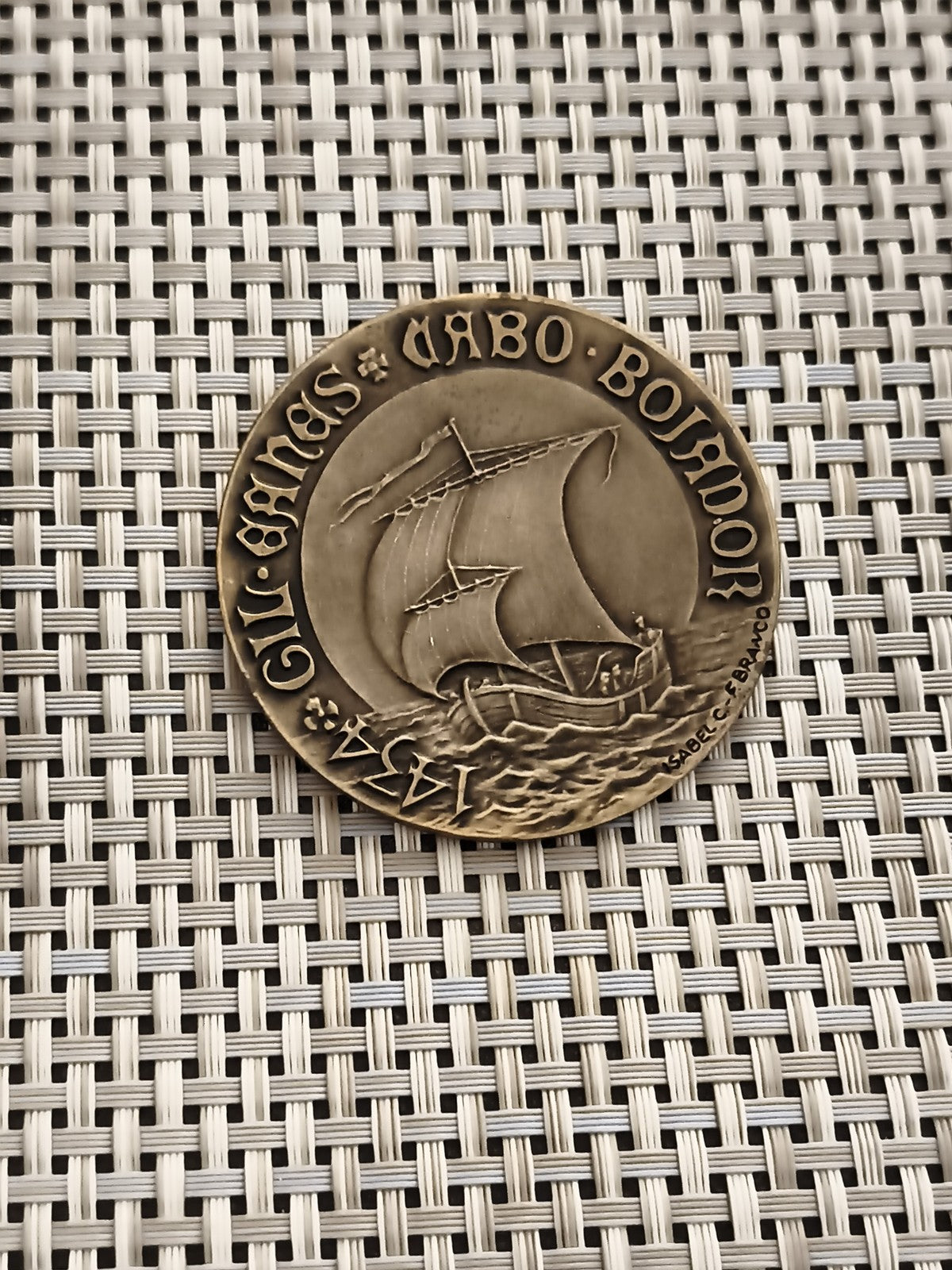 Médaille ancienne Cabo Bojador 1434 navire relief aspect bronze Portugal
