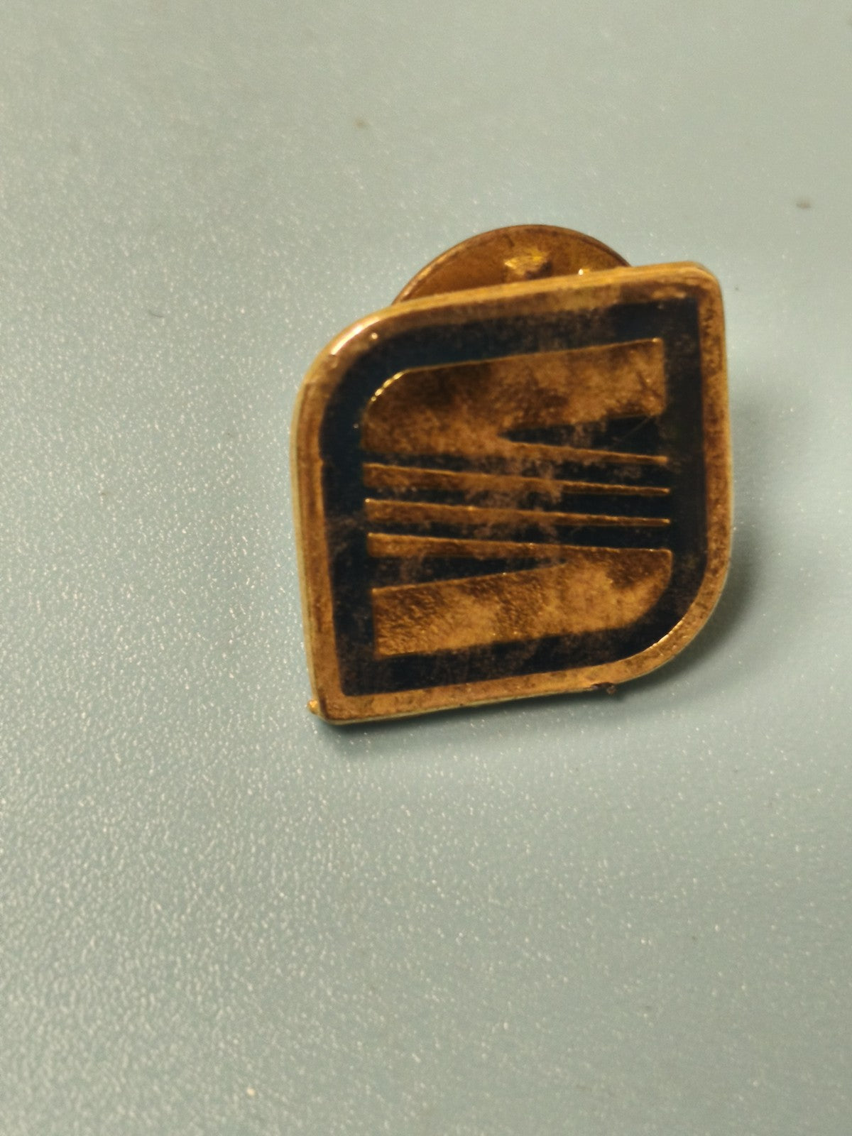 Vintage pin's Seat logo ancien doré émaillé collection automobile (Ref 4)