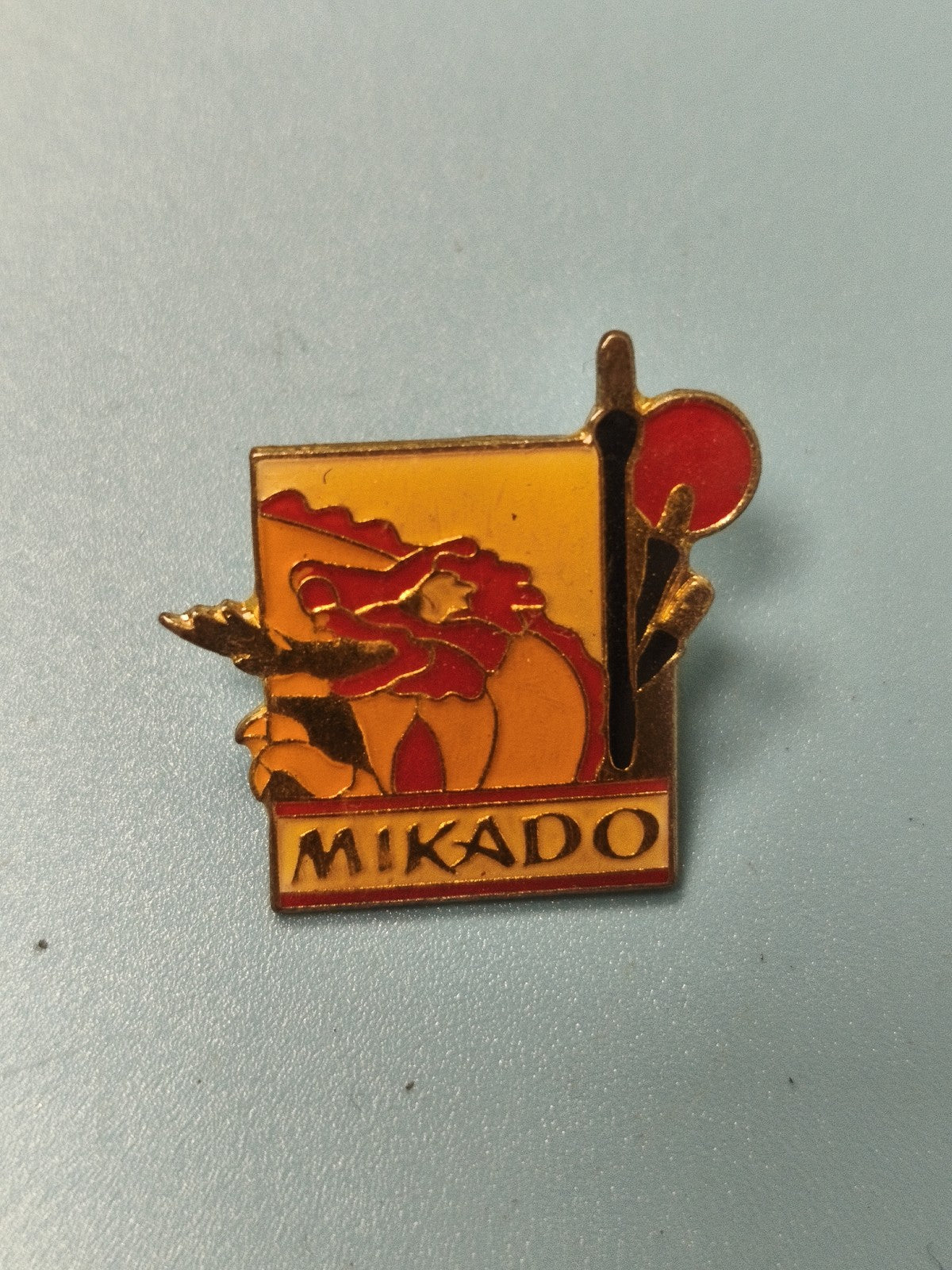 Vintage pin's Mikado dragon rouge jaune carré émaillé ancien collection