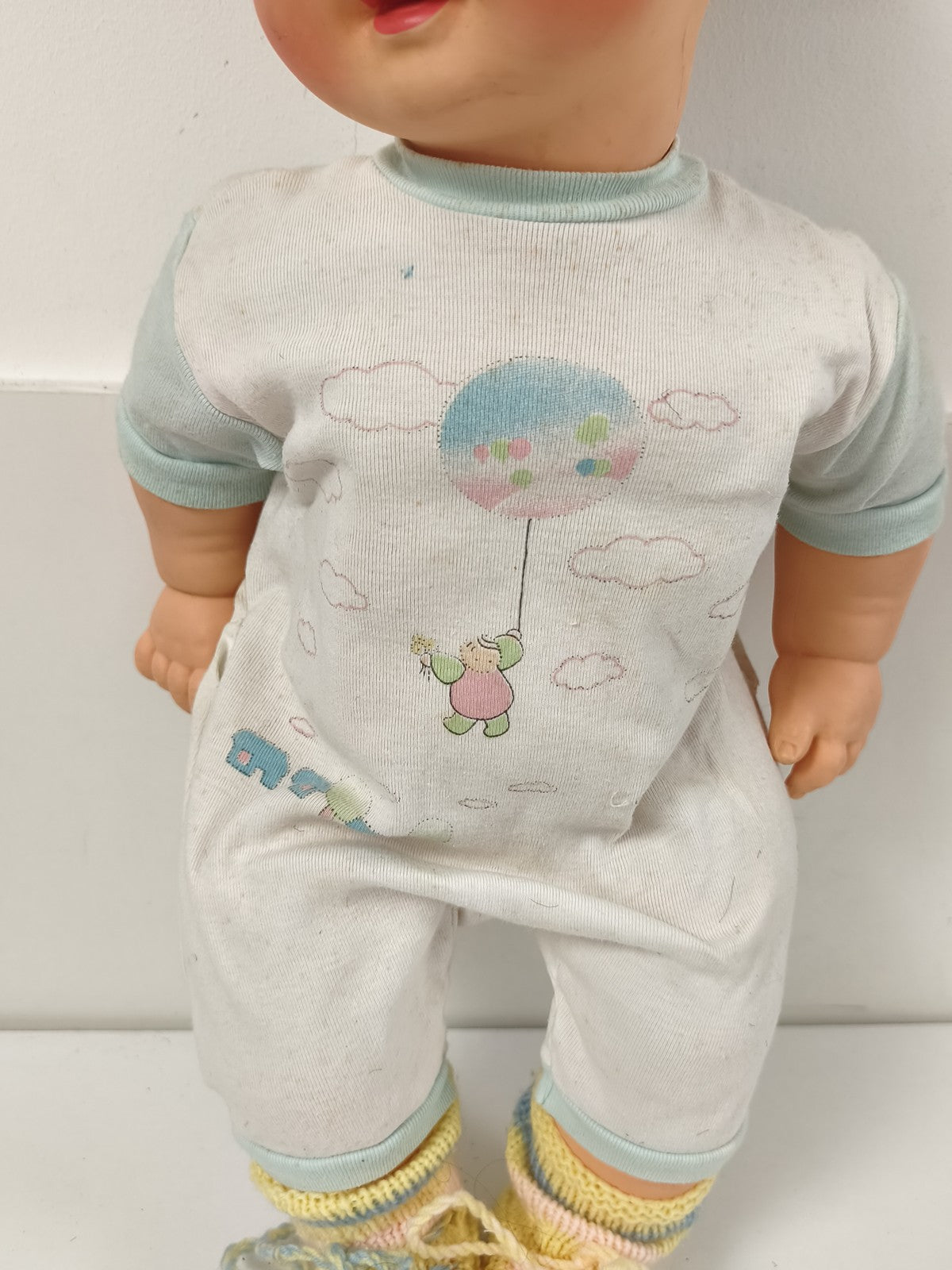 Ancienne poupée Polyflex France, yeux dormeurs, tenue layette