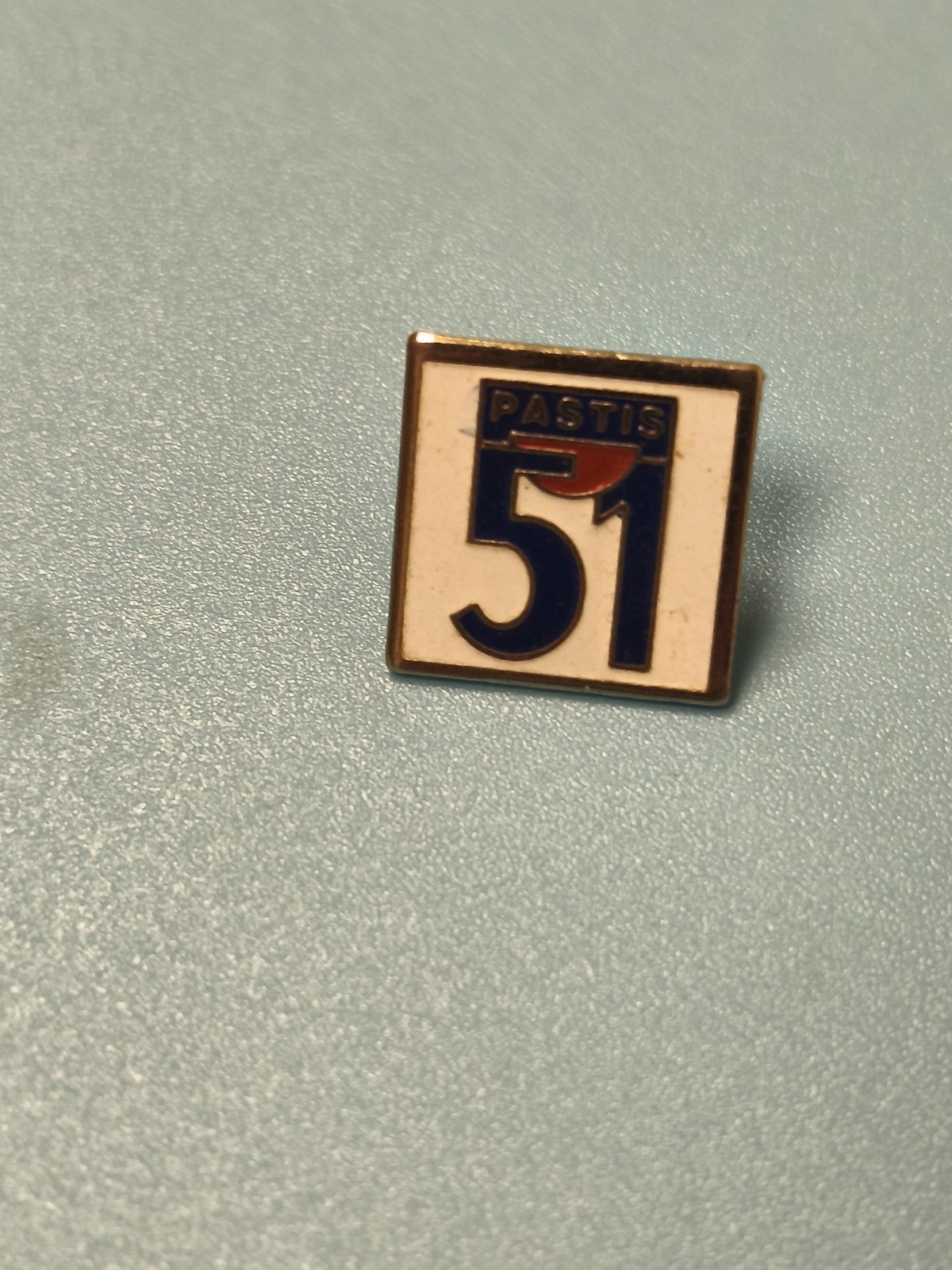 Vintage pin's Pastis 51 carré publicitaire bleu blanc rouge collection bar