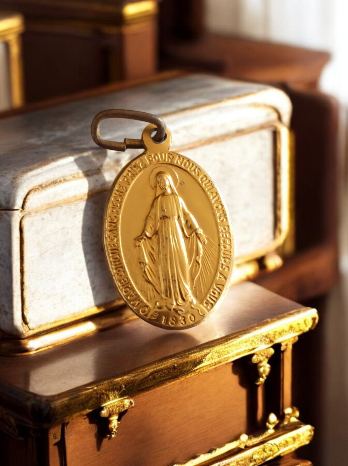 Pendentif Médaille Miraculeuse Catholique métal doré ovale religieux 1830