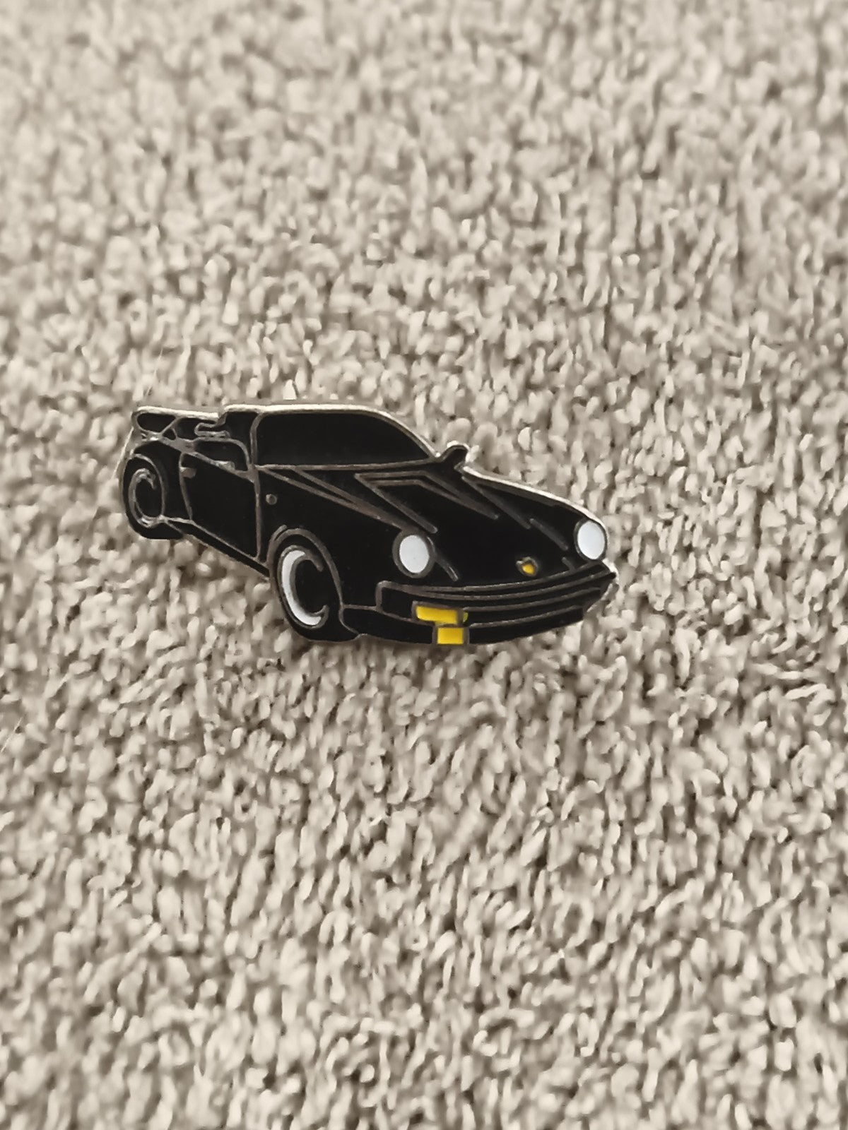 Pin's vintage voiture noire sport émaillé, style rétro auto (Ref 3)