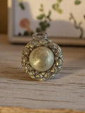 Pendentif vintage rond métal texturé années 50 style rétro ancien