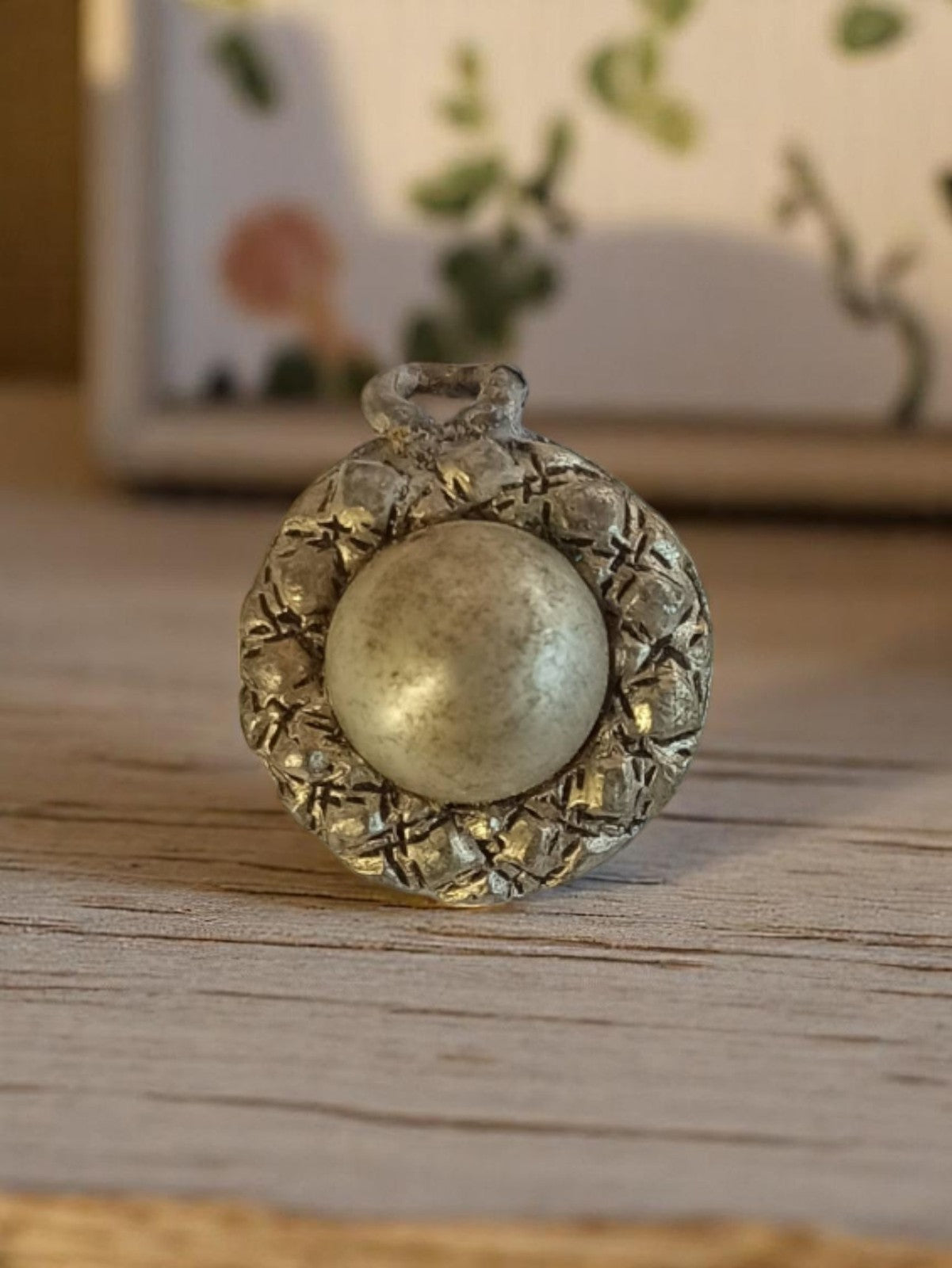 Pendentif vintage rond métal texturé années 50 style rétro ancien