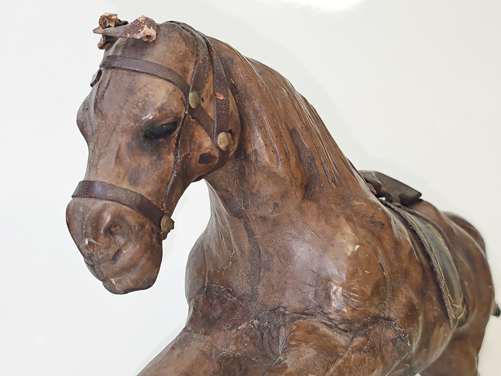 Figurine cheval ancien en cuir vintage années 70 déco rétro collection équestre