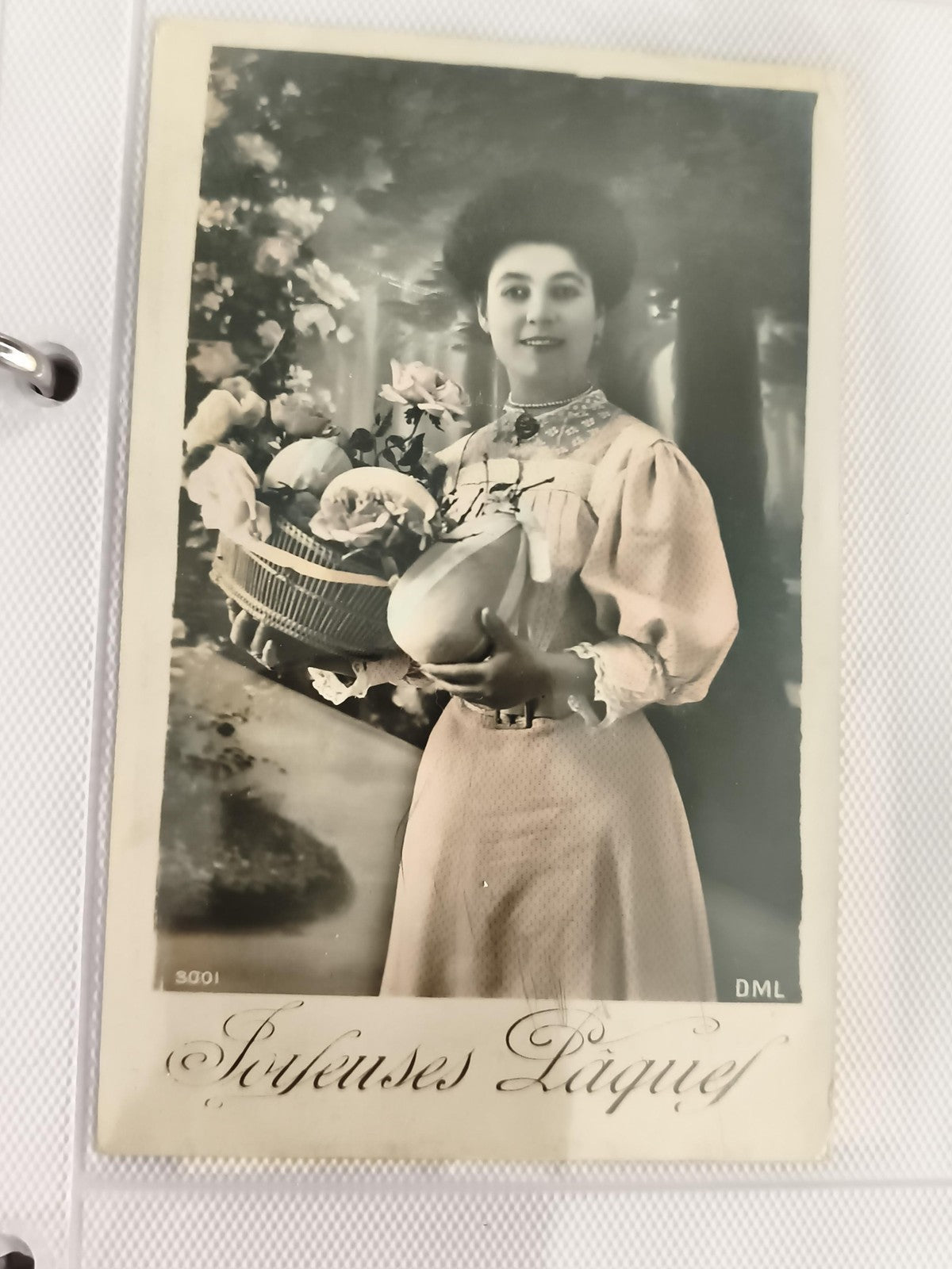 Carte postale ancienne Joyeuses Pâques femme panier fleurs DML début XXe