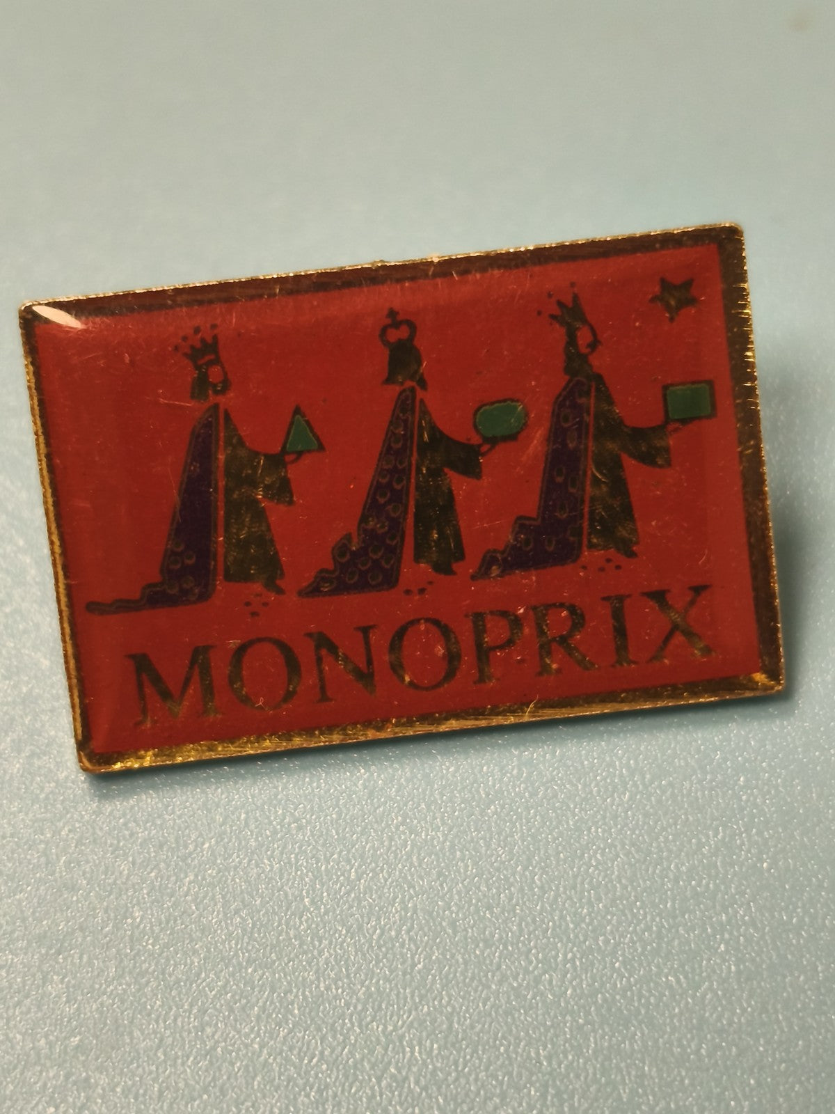 Pin's vintage Monoprix rectangulaire rouge Trois Rois collection (Ref 15)