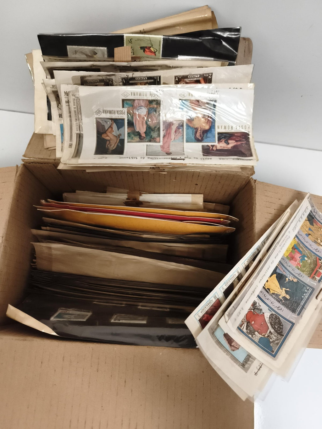 Lot ancien de timbres du monde, ensembles variés en pochettes, collection vintag