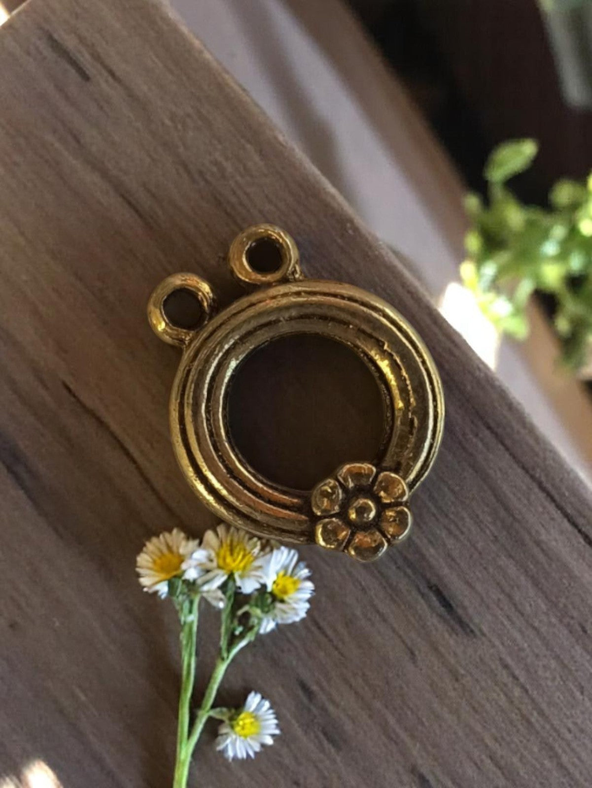 Pendentif vintage rond métal doré fleur années 1950 bijou rétro