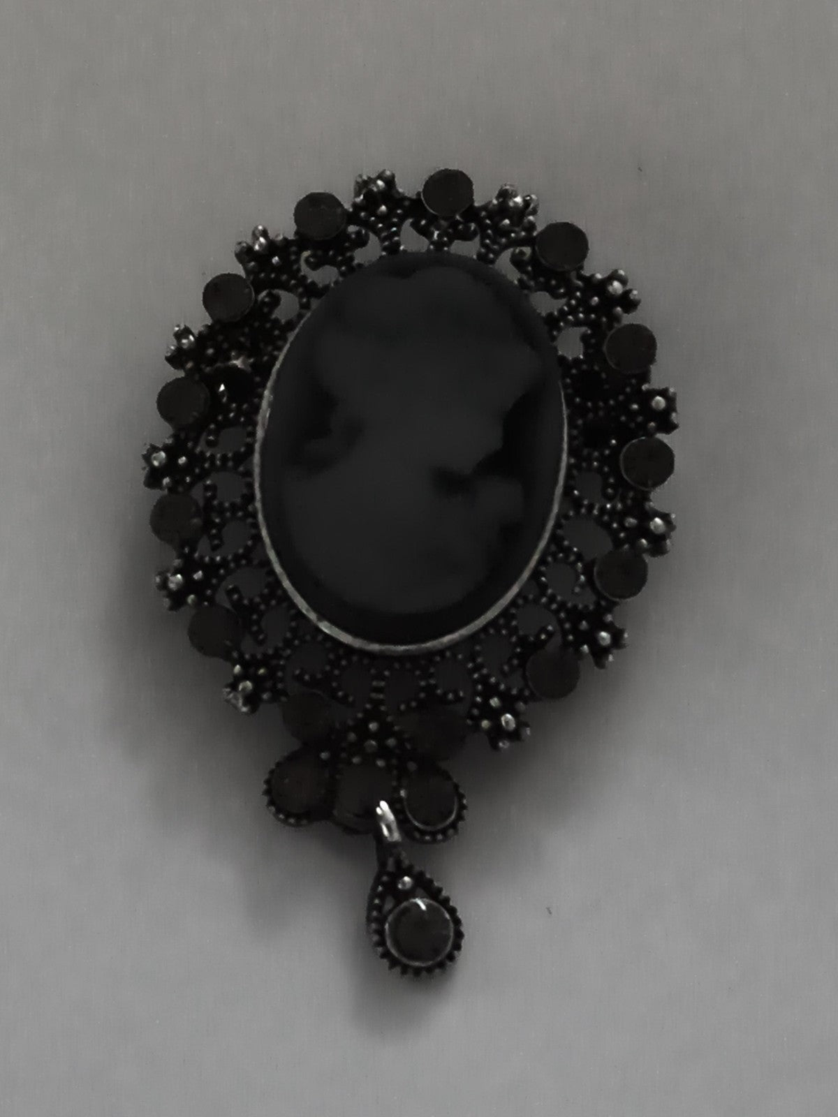 Broche ancienne noire style camée, bijou vintage rétro gothique médaillon