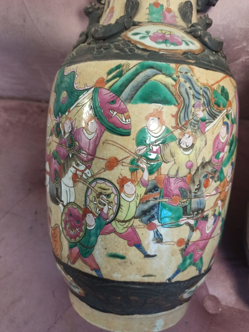 Paire de vases chinois anciens, émaux polychromes, dragons en relief, vintage