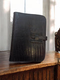 Portefeuille vintage rétro cuir noir à motif lézard, accessoire ancien chic