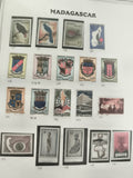 Timbres Madagascar lot thématique oiseaux blasons monuments Europa philatélie