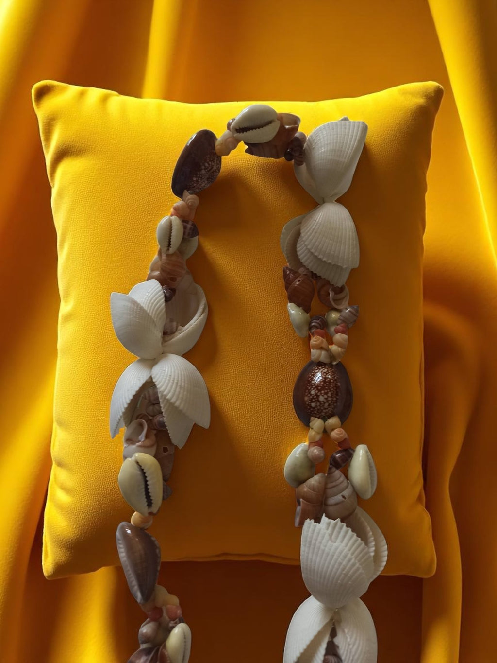 Collier vintage en coquillages naturels, bijou ancien, tons crème et beige