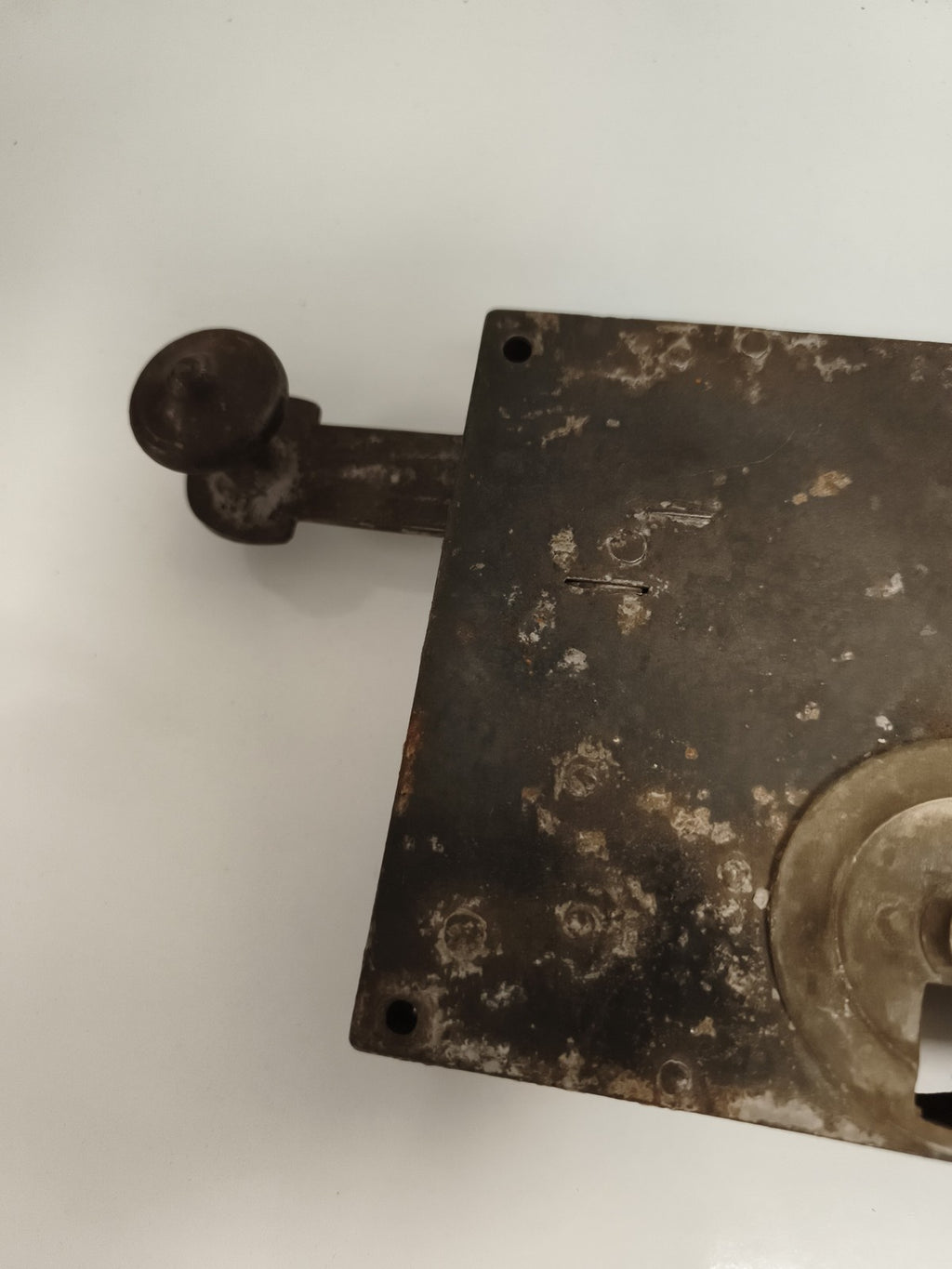 Ancienne serrure de porte à tirage, aspect métallique, clé bénarde, vintage