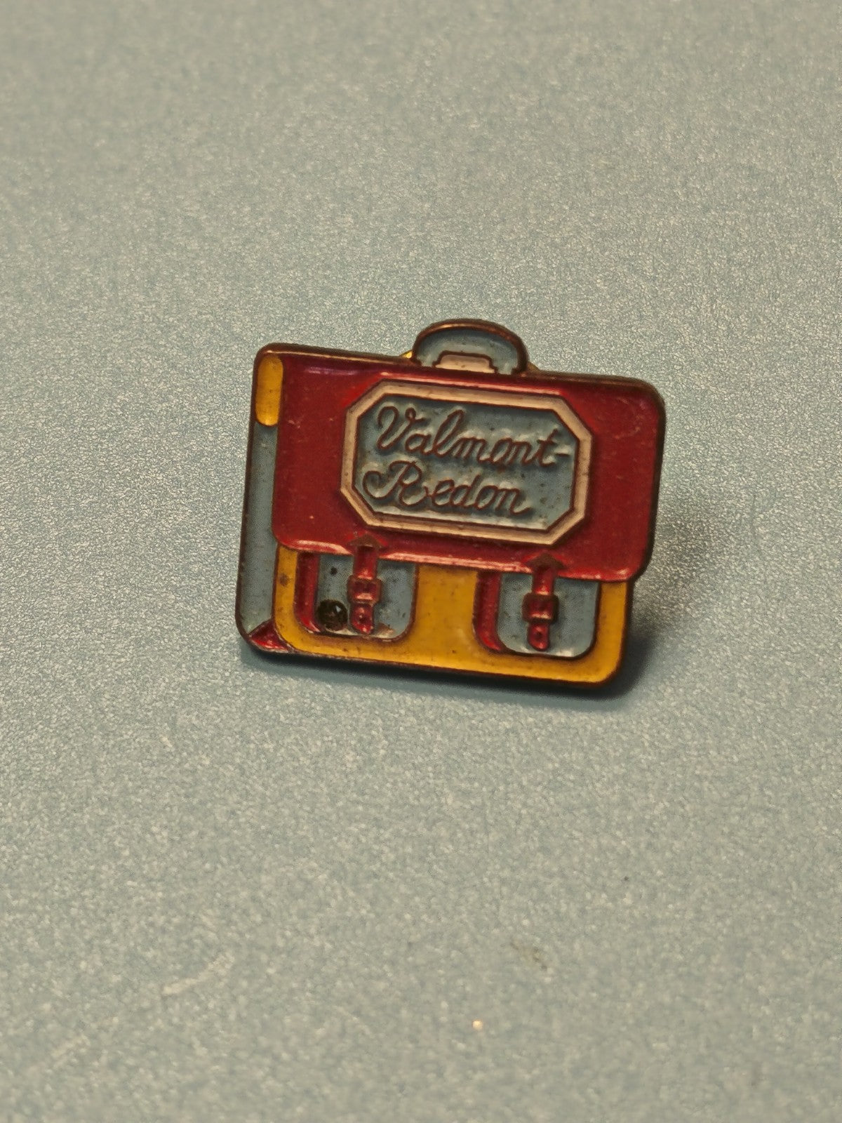 Vintage pin's Valmont Bedon cartable émaillé rouge jaune collection