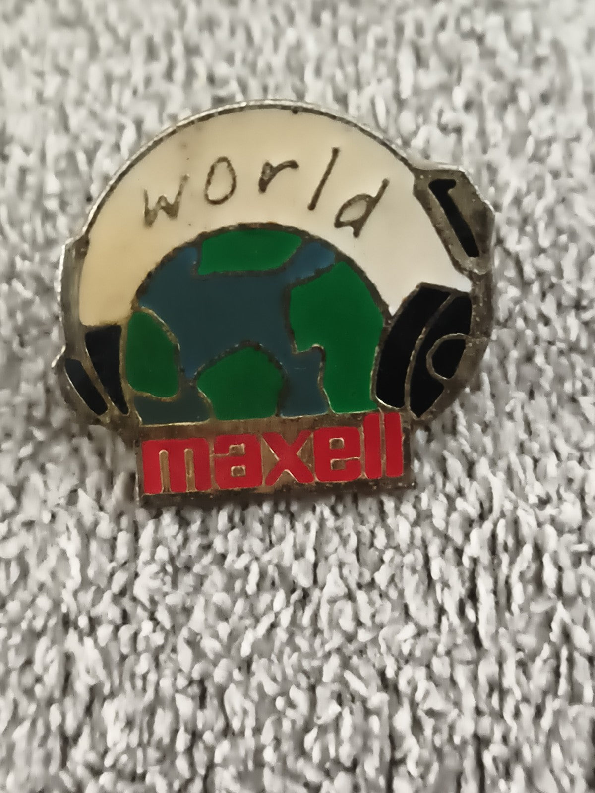 Pin's vintage Maxell World casque globe émaillé ancien badge années 80 90 (Ref 5