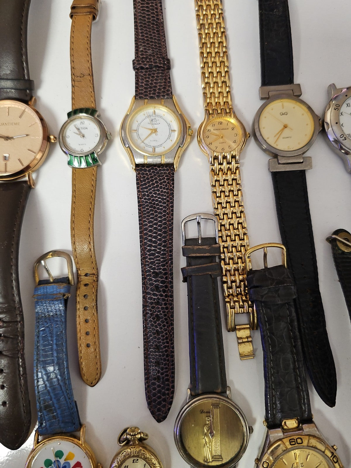 Lot montres anciennes vintage à restaurer, pièces horlogerie rétro non testées