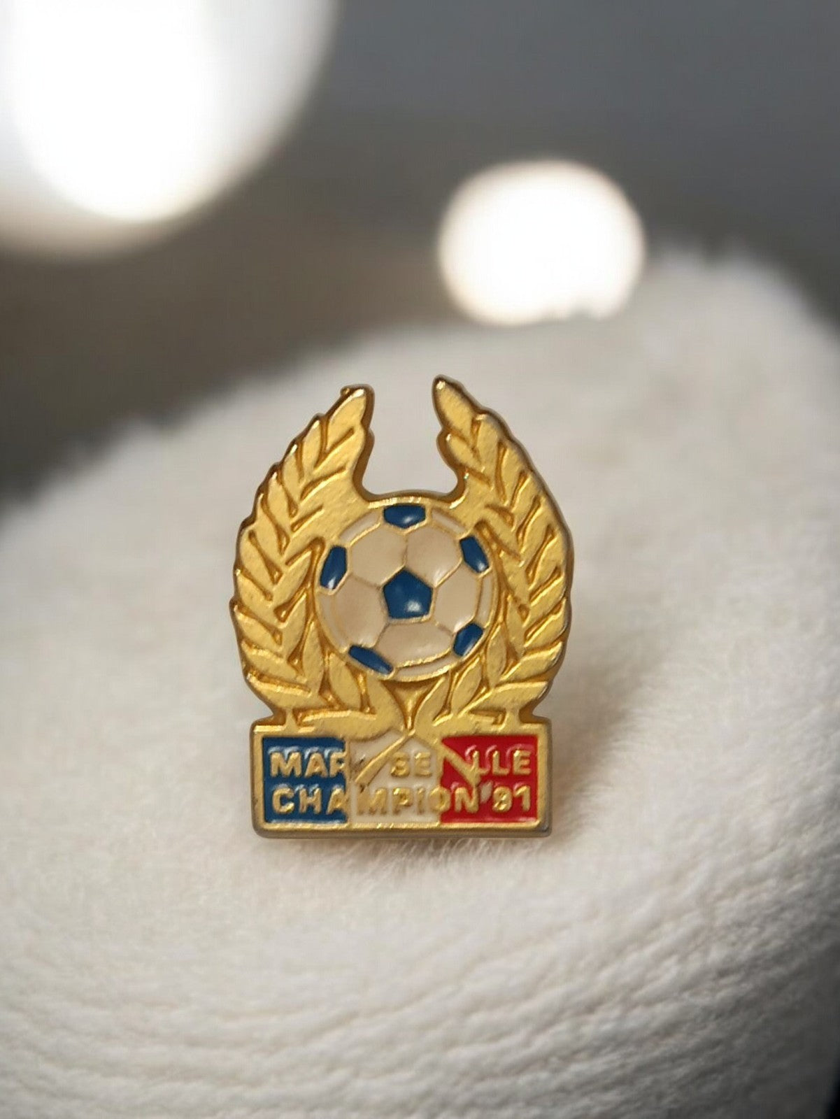 Pin's vintage Olympique de Marseille 1991 badge rétro football doré ancien