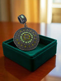 Pendentif vintage fantaisie ethnique grand format rond vert ornemental