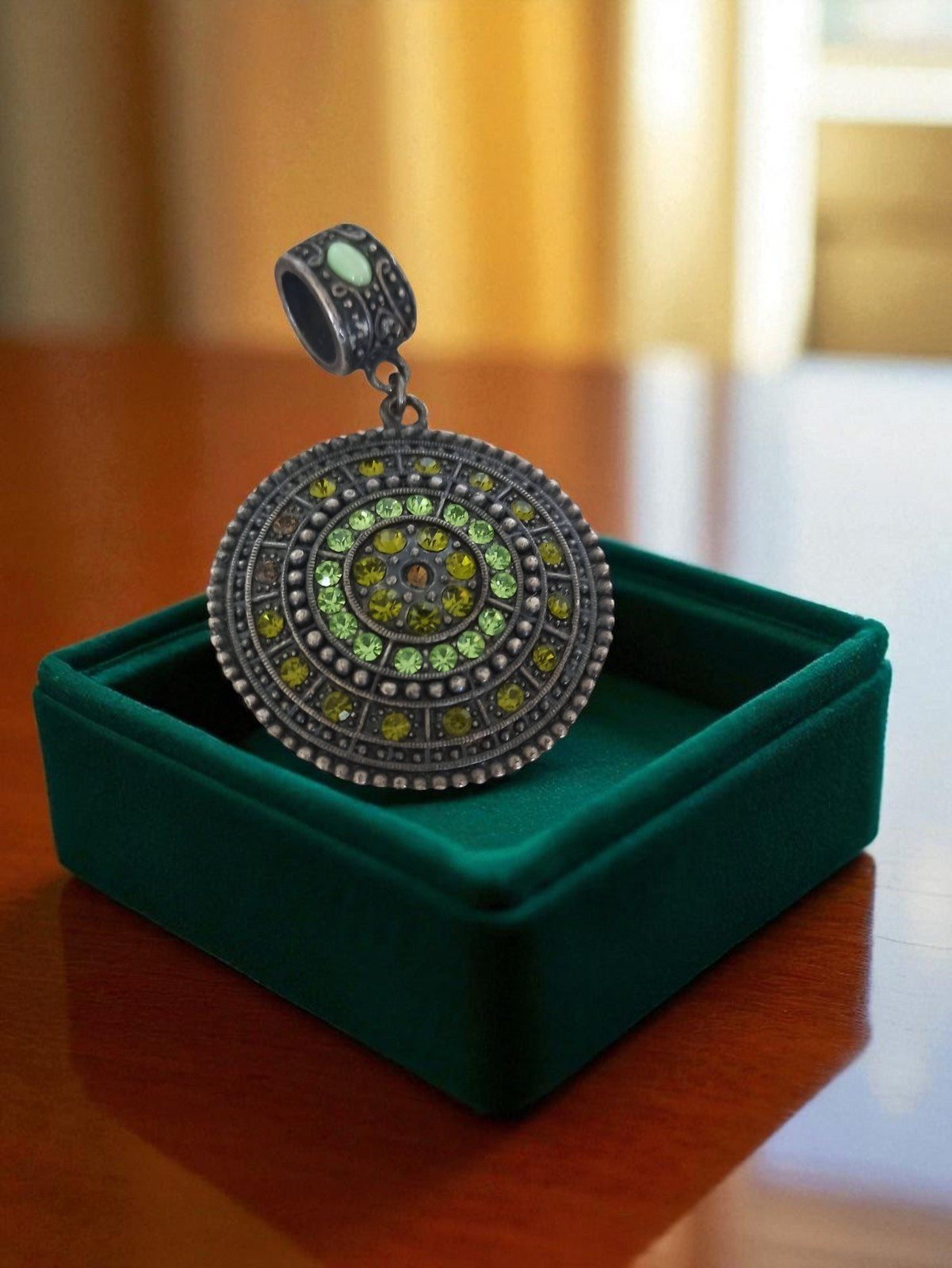 Pendentif vintage fantaisie ethnique grand format rond vert ornemental
