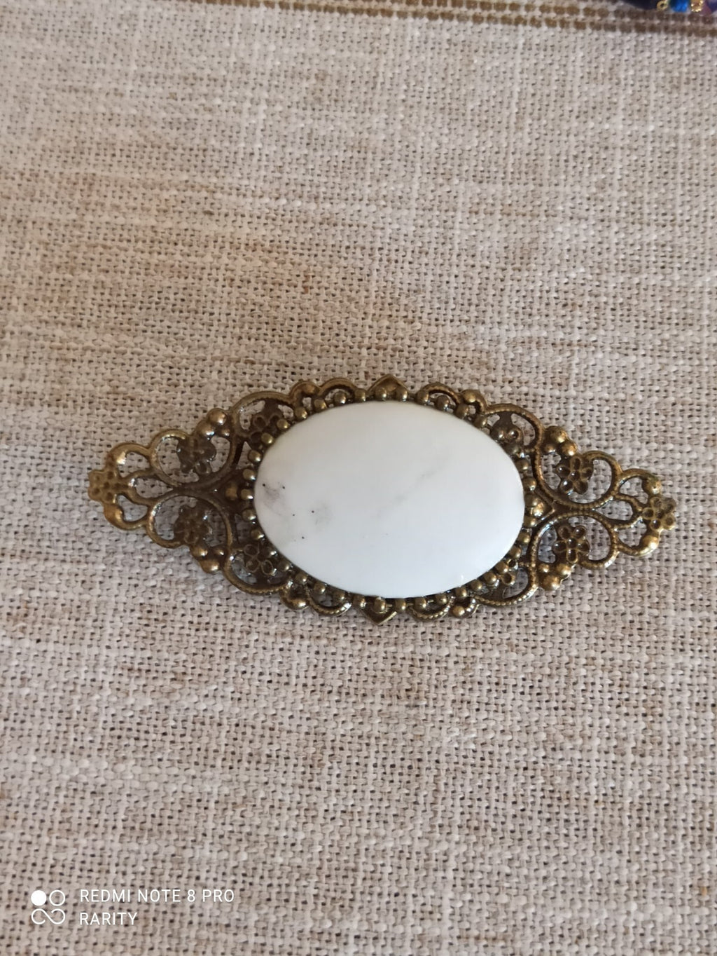 Broche ancienne vintage filigranée, ovale émaillée, pierre blanche rare