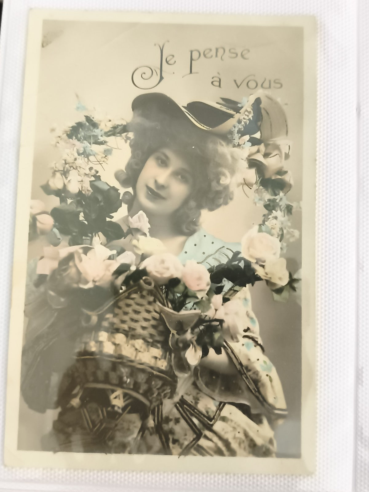 Carte postale ancienne Je pense à vous femme chapeau fleurs CPA début 1900