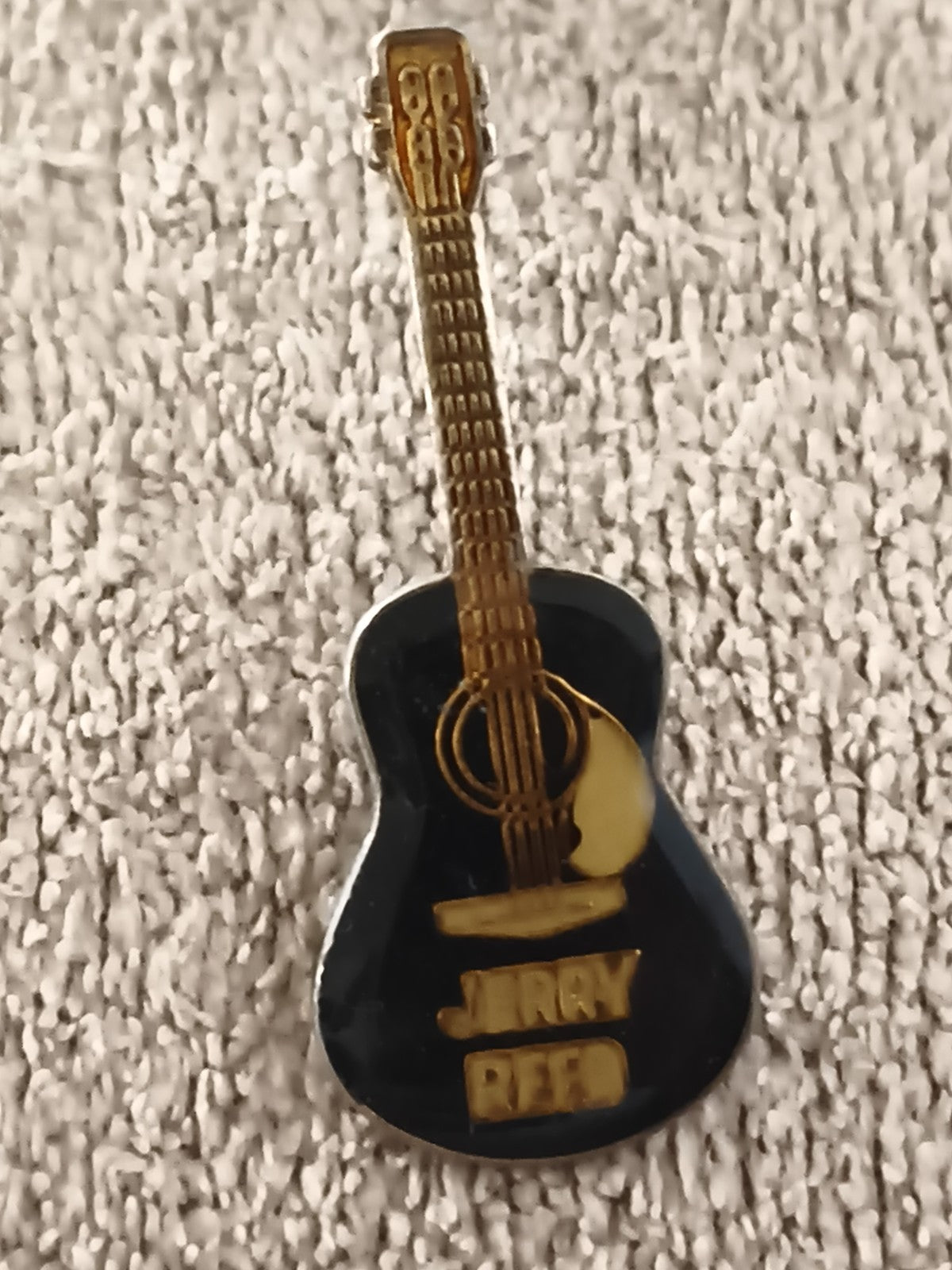 Pin's vintage guitare noire Jerry Reed, badge musique années 80 (Ref 5)