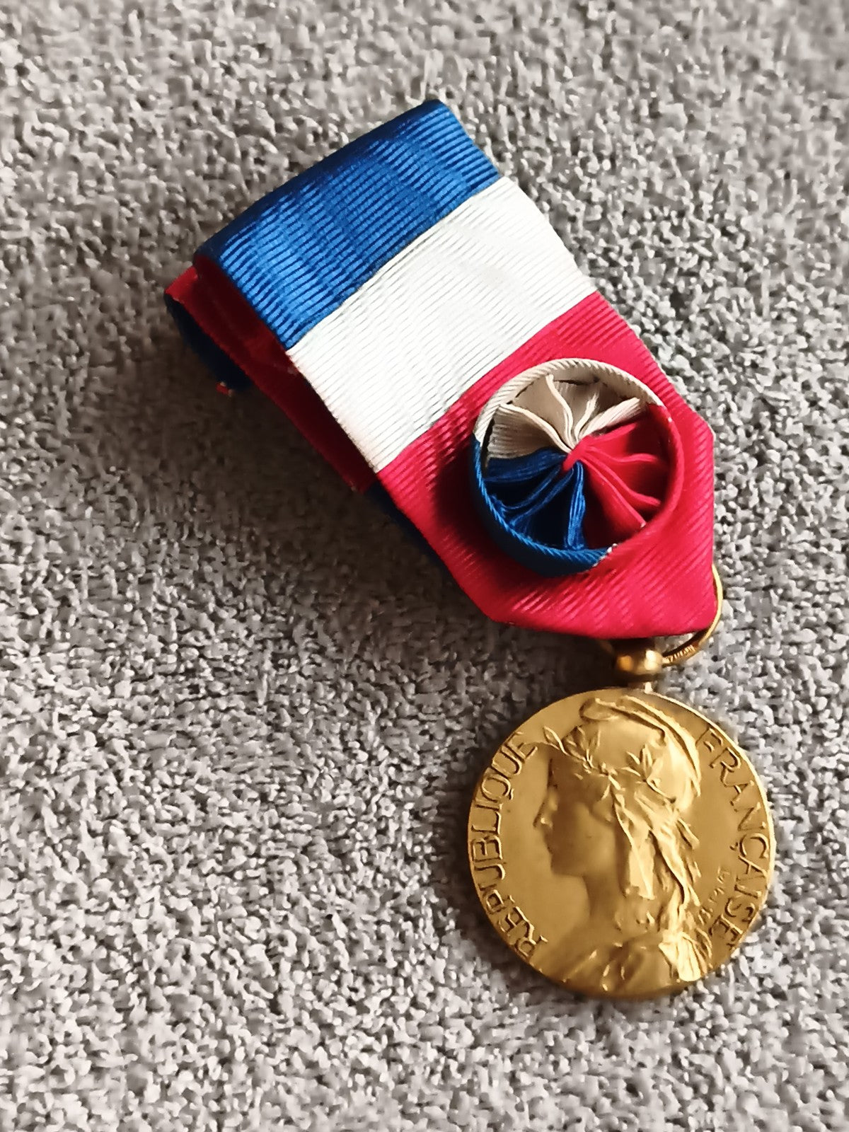 Médaille d'honneur du travail ancienne ruban tricolore République Française