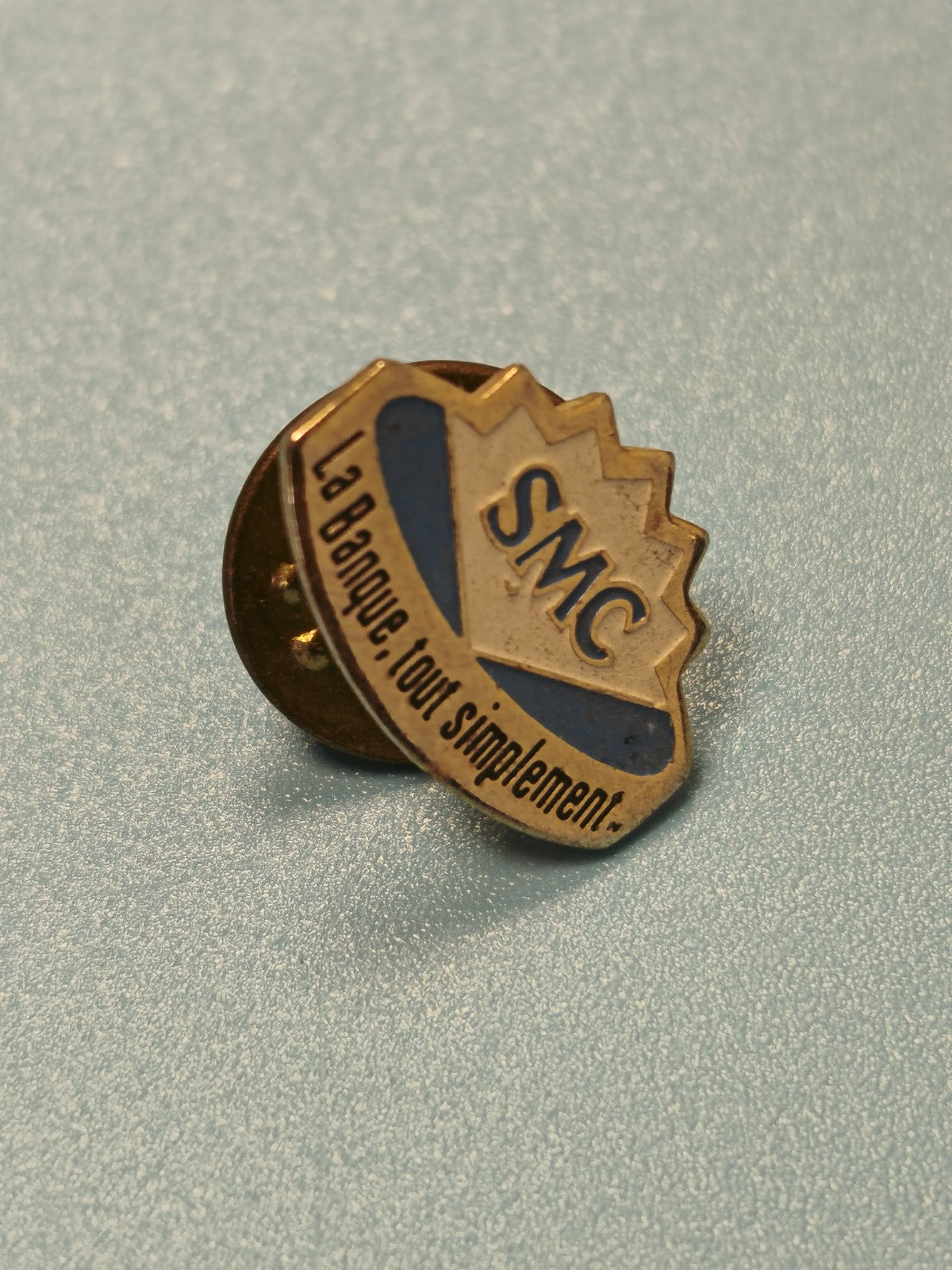Vintage pin's SMC banque badge publicitaire bleu doré collection (Ref 4)