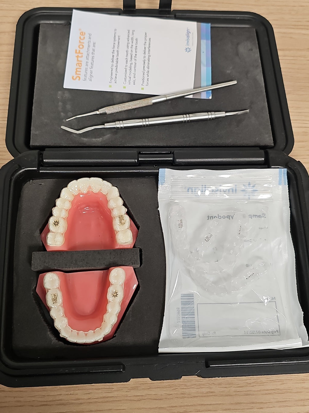 Kit orthodontique Invisalign avec gouttières, modèle dentaire et instruments