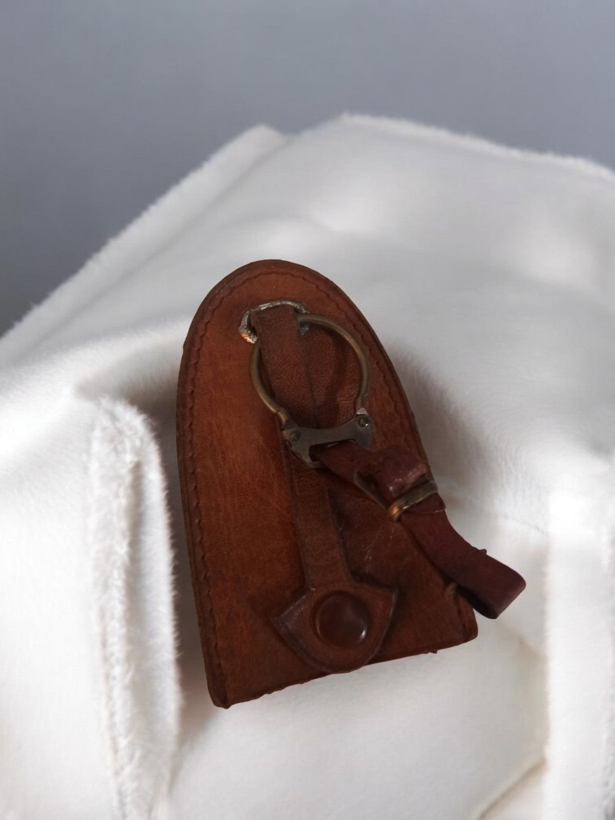 Porte-clés ancien vintage rétro en cuir brun, objet publicitaire d’occasion